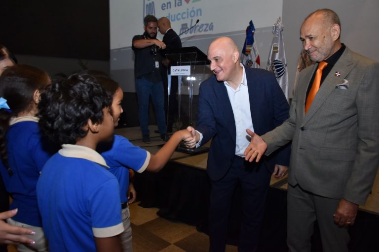 Isa Contreras presentó un cuadro sobre la participación del PAE en el gasto público en el periodo 2007-2022, en el que explicaba que en 2007 la inversión en este programa fue de 2,439 millones de pesos y de esa fecha al 2012 la diferencia en la inversión fue mínima hasta en el 2013.