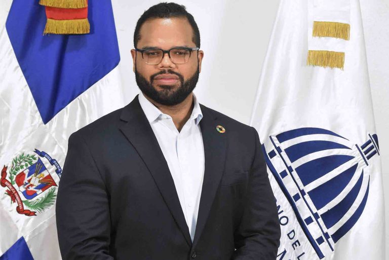 Director Amando Manzueta