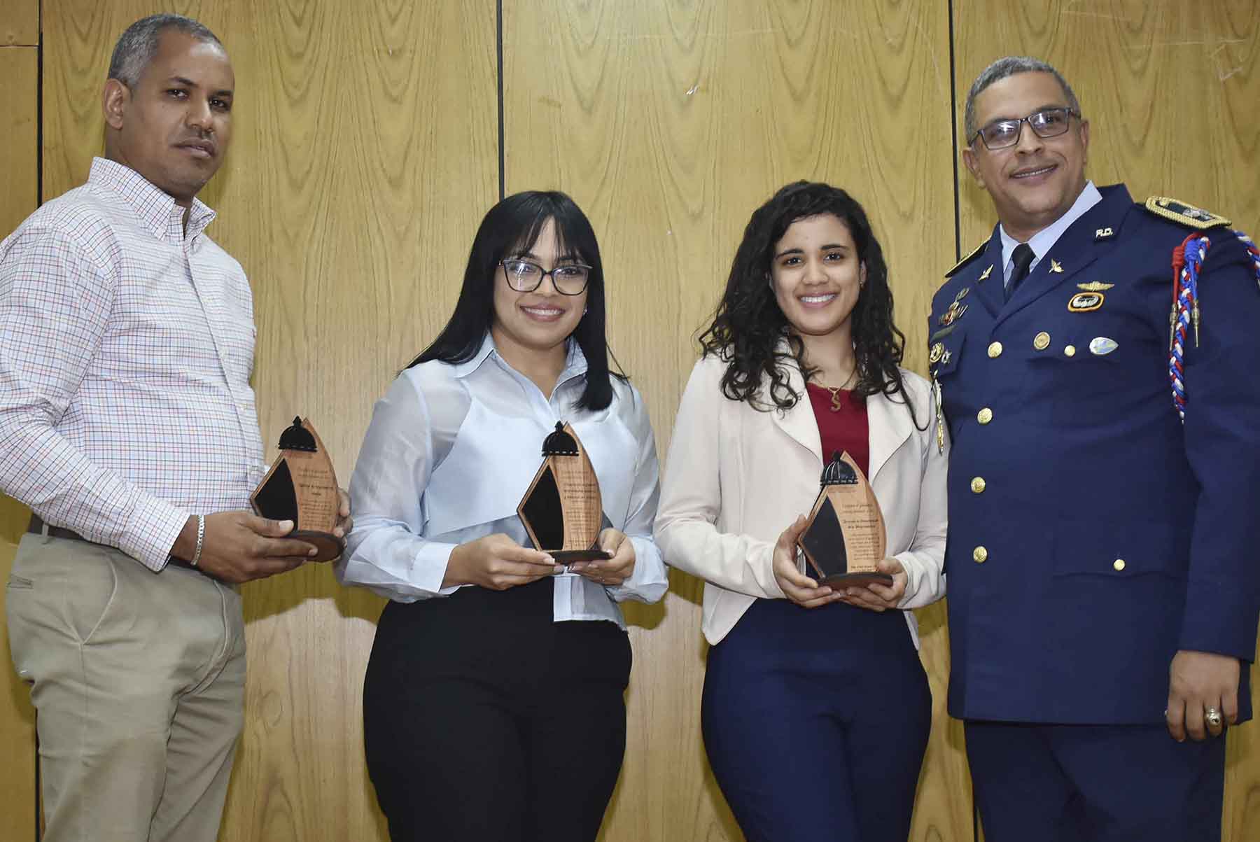 Ministerio de Economía recibe reconocimiento de la Gobernación