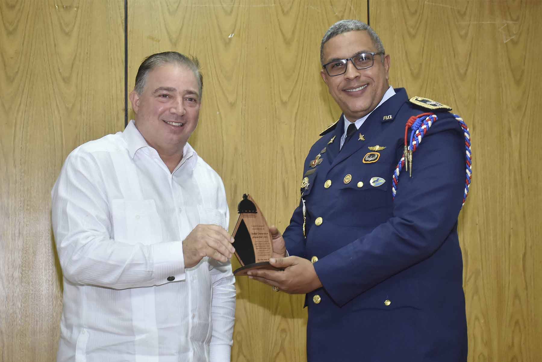 Ministerio de Economía recibe reconocimiento de la Gobernación