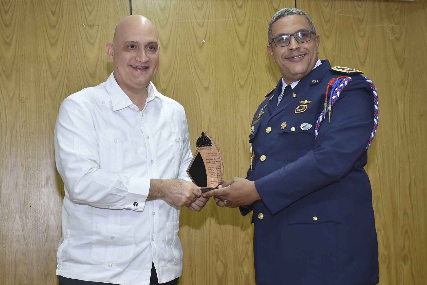 Ministerio de Economía recibe reconocimiento de la Gobernación6