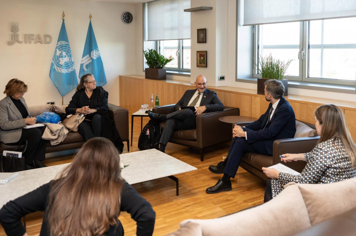 El ministro de Economía, Planificación y Desarrollo de la República Dominicana, Pável Isa Contreras, reunido con el presidente del Fondo Internacional de Desarrollo Agrícola (FIDA), Álvaro Lario, y funcionarios de la entidad.