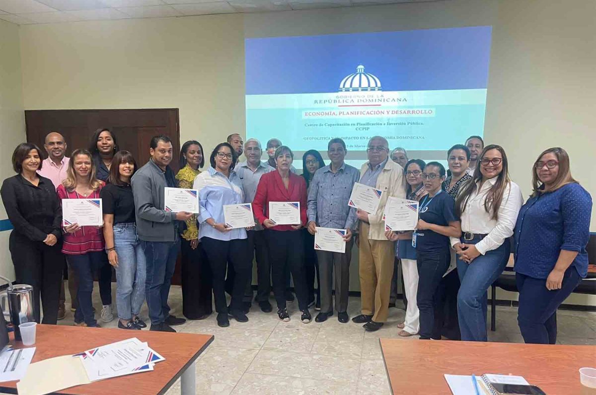 CONFERENCIA Y ENTREGA CERTIFICADOS UASD RECINTO SANTIAGO