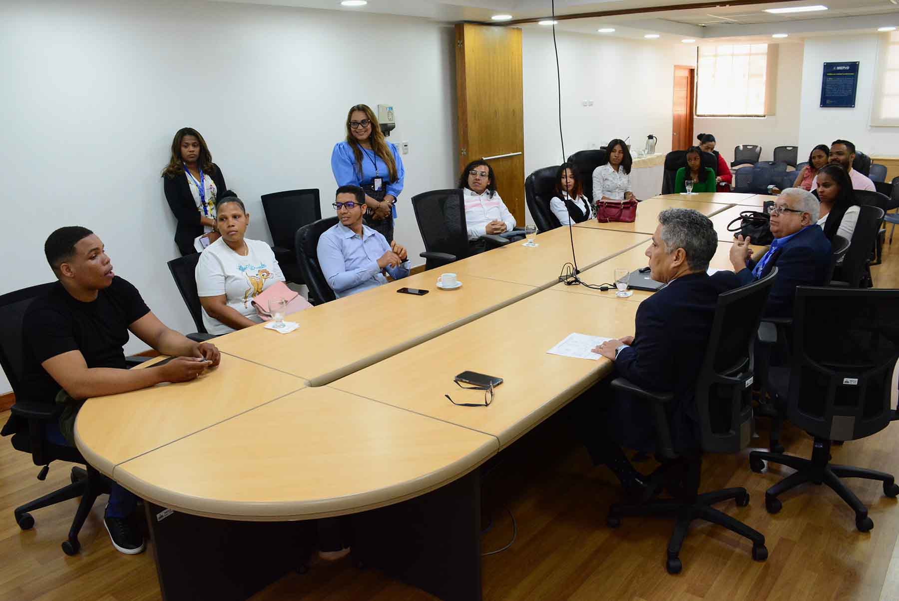 charla sobre la nueva visión del Ministerio de Economía y su rol en la planificación