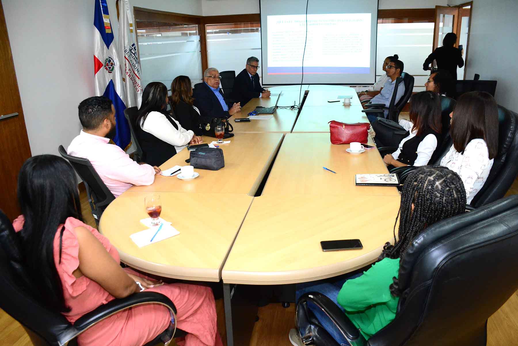 charla sobre la nueva visión del Ministerio de Economía y su rol en la planificación