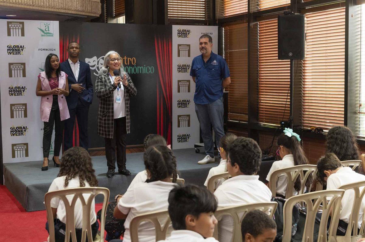 director Erick Dorrejo y analistas de la ONE en Semana Económica y Financiera 2024