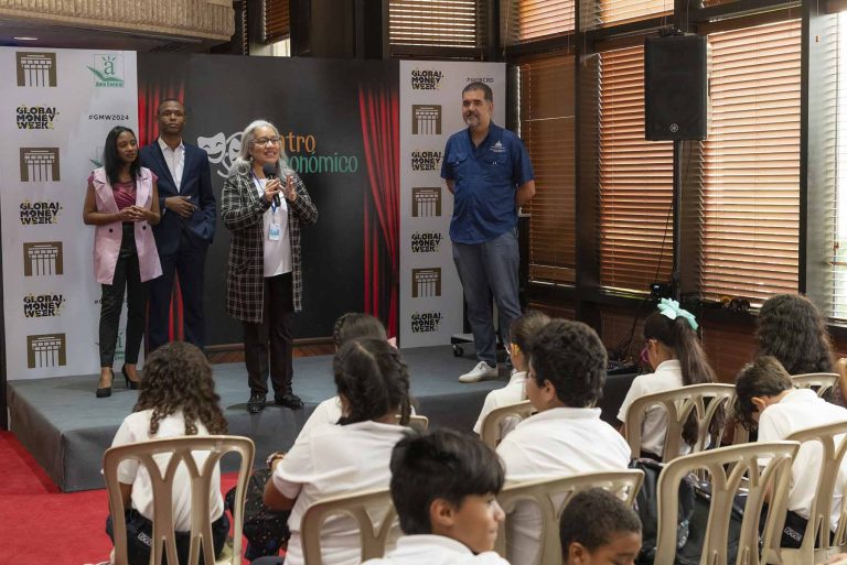 director Erick Dorrejo y analistas de la ONE en Semana Económica y Financiera 2024