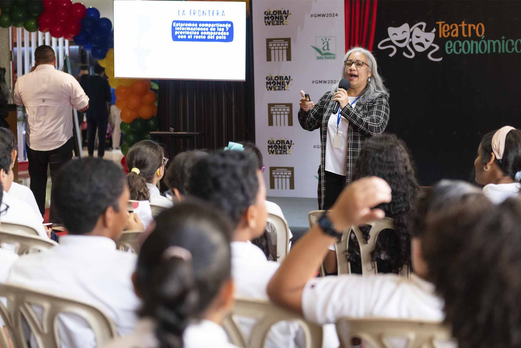 director Erick Dorrejo y analistas de la ONE en Semana Económica y Financiera 2024