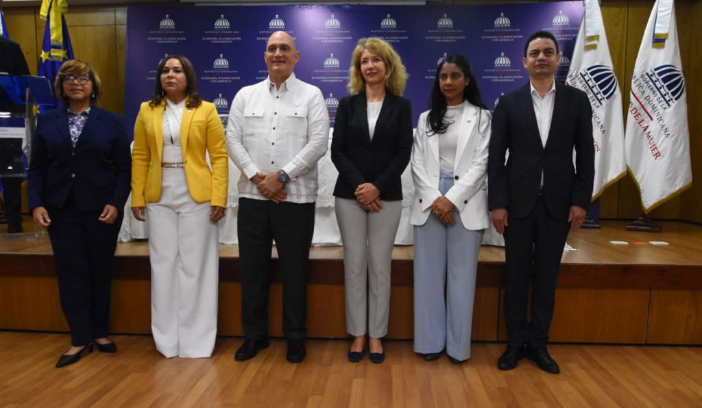 El acto protocolar fue encabezado por el ministro de Economía, Planificación y Desarrollo, Pável Isa Contreras; la ministra de la Mujer, Mayra Jiménez; la viceministra de Cooperación Internacional, Olaya Dotel; el viceministro del Tesoro, Derby De Los Santos; y la embajadora de la Unión Europea en República Dominicana, Katja Afheld.