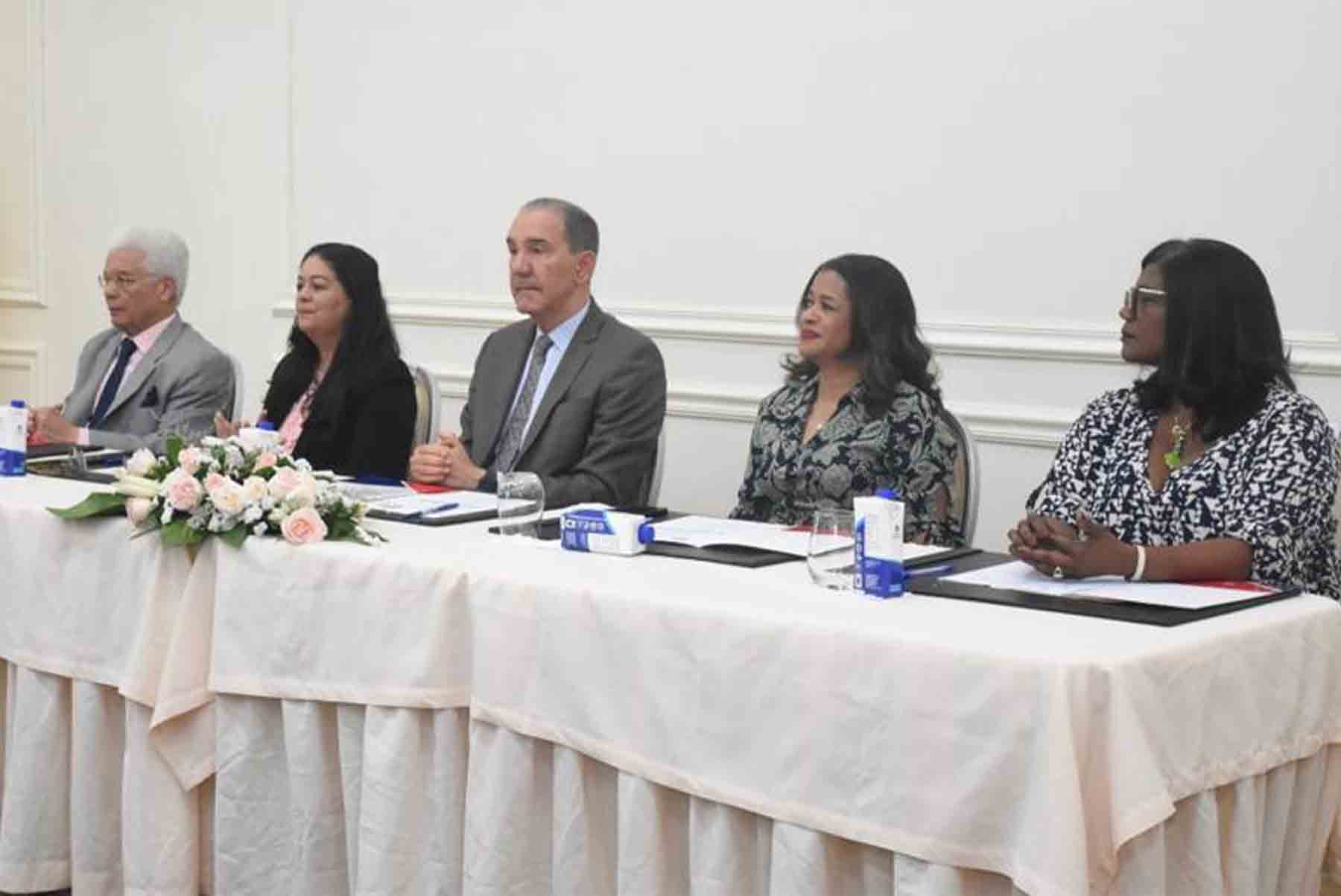 Graduación 1er. grupo de oferta dominicana en Inglés de Inmersión con Ecuador