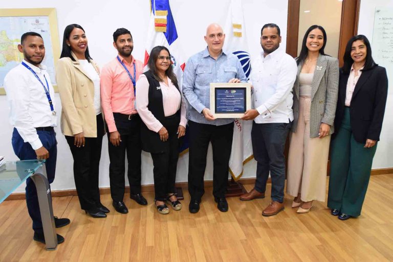 La entrega de reconocimiento a las buenas prácticas y acciones de la CIGCN-MEPYD