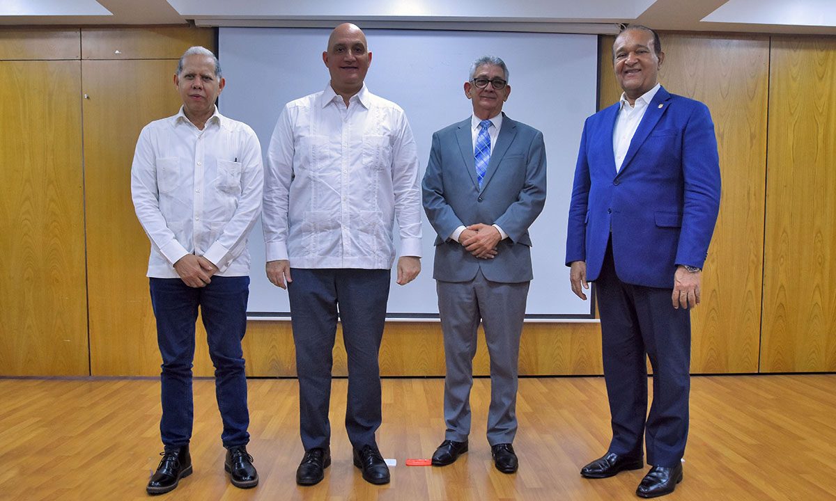 Al centro, Pável Isa Contreras, ministro de Economía y José Rijo Presbot, director general de Presupuesto, le acompañan, Domingo Matías, viceministro de Ordenamiento Territorial y Desarrollo Regional; el senador por la provincia Santiago Rodríguez, así como las gobernadoras provinciales