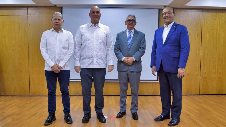Al centro, Pável Isa Contreras, ministro de Economía y José Rijo Presbot, director general de Presupuesto, le acompañan, Domingo Matías, viceministro de Ordenamiento Territorial y Desarrollo Regional; el senador por la provincia Santiago Rodríguez, así como las gobernadoras provinciales