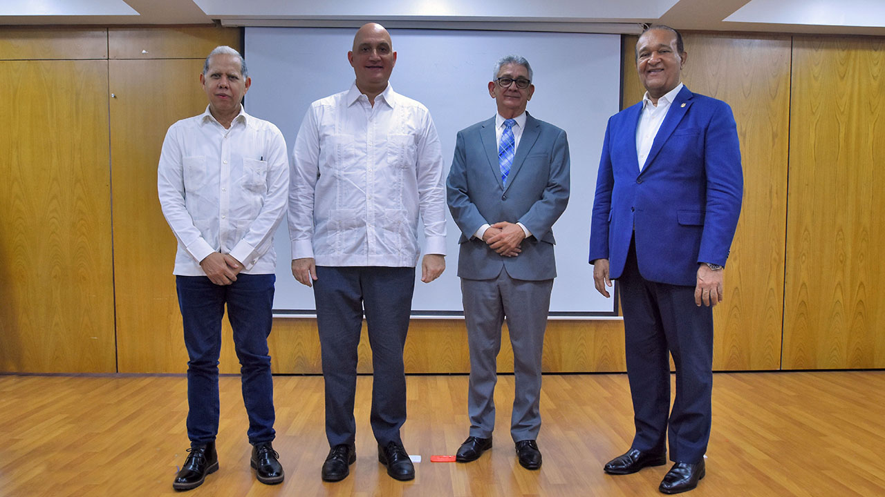 Al centro, Pável Isa Contreras, ministro de Economía y José Rijo Presbot, director general de Presupuesto, le acompañan, Domingo Matías, viceministro de Ordenamiento Territorial y Desarrollo Regional; el senador por la provincia Santiago Rodríguez, así como las gobernadoras provinciales