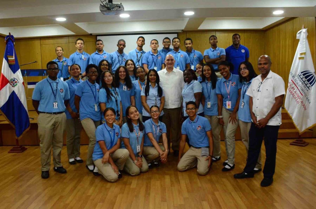 Visita Estudiantes Don Bosco con el Ministro2