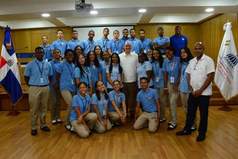 Visita Estudiantes Don Bosco con el Ministro2