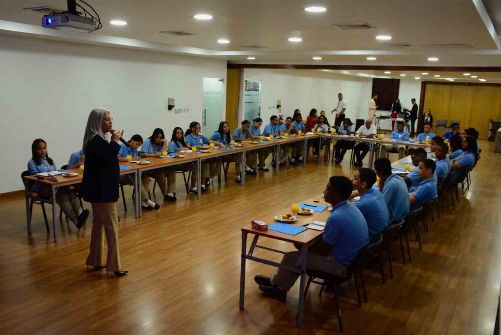 Visita Estudiantes Don Bosco con el Ministro2