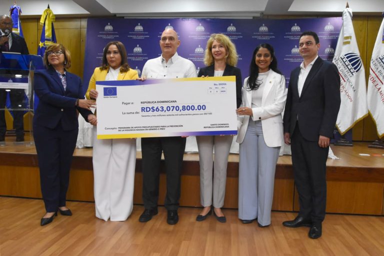 El acto protocolar fue encabezado por el ministro de Economía, Planificación y Desarrollo, Pável Isa Contreras; la ministra de la Mujer, Mayra Jiménez; la viceministra de Cooperación Internacional, Olaya Dotel; el viceministro del Tesoro, Derby De Los Santos; y la embajadora de la Unión Europea en República Dominicana, Katja Afheld.