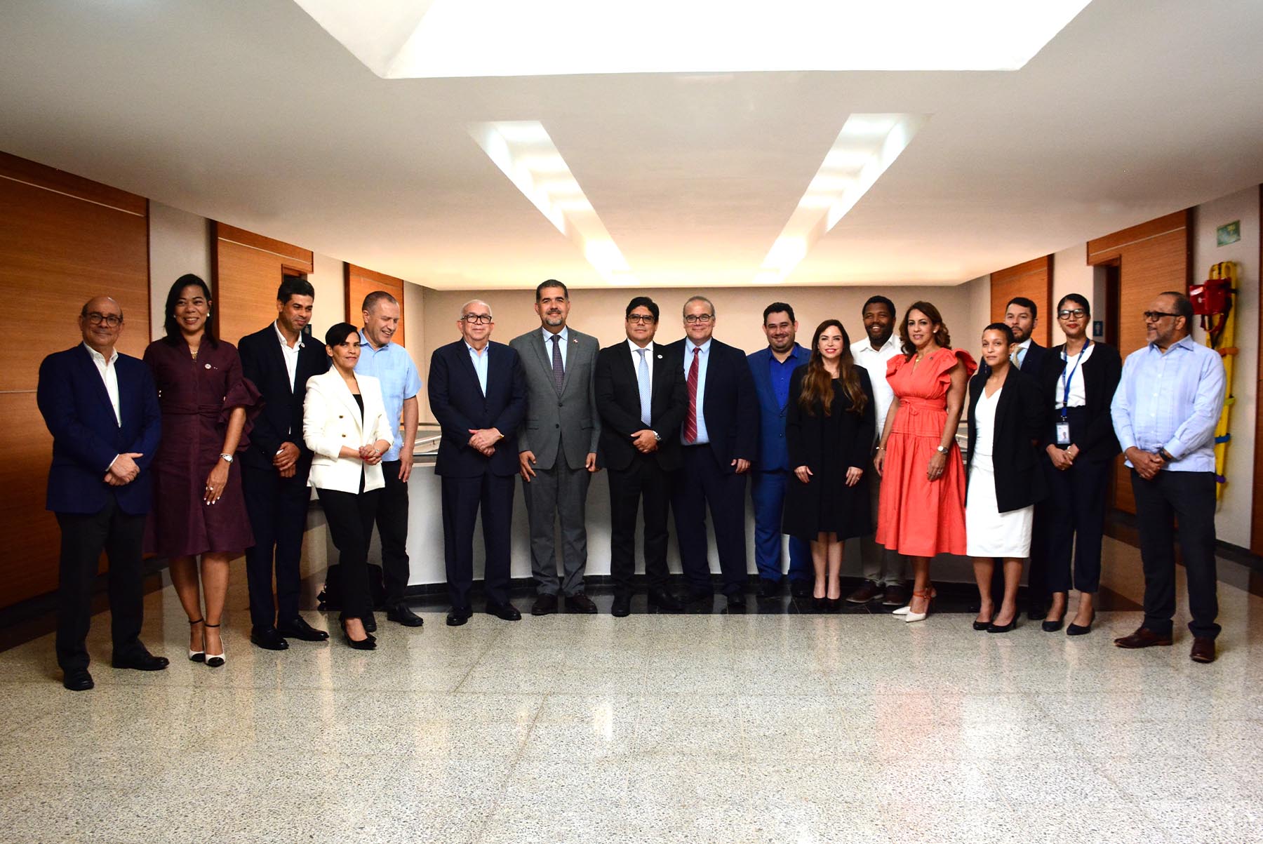 En la mesa de trabajo participan autoridades y especialistas de organismos financieros nacionales e internacionales, así como del gobierno dominicano y de la FAO en República Dominicana.