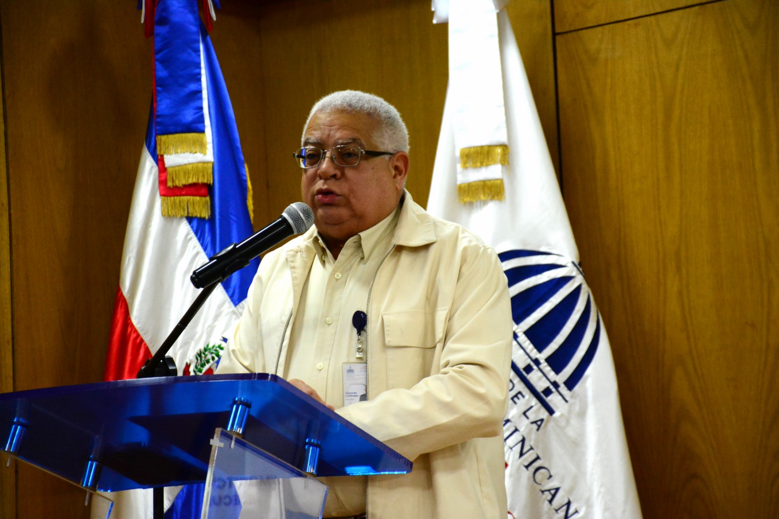 El director del Centro de Capacitación en Planificación e Inversión Pública, Bernardo Hirán Sánchez Melo, motivó a los participantes a aprovechar la jornada para beneficio de sus instituciones y recomendó ser puntuales y eficientes en las tareas encomendadas por el facilitador Félix Ramón Ogando Liranzo.