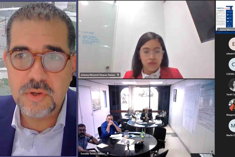 El director Erick Dorrejo y la analista sectorial Johanna Vásquez durante la presentación