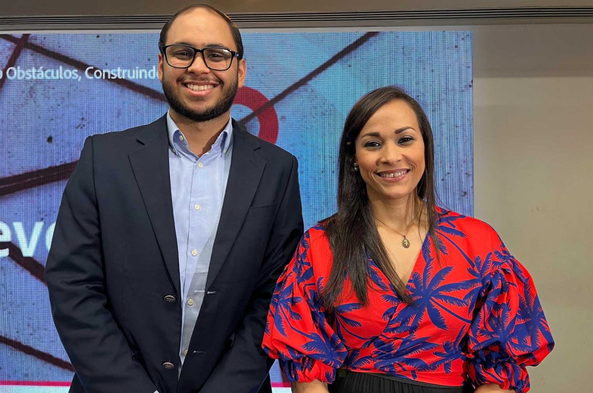 La directora general de Cooperación Bilateral del Ministerio de Economía, Planificación y Desarrollo, Clara Aquino, junto a Henry César Caraballo, encargado de Estudio y Seguimiento operación SENI, del Ministerio de Energía Minas.