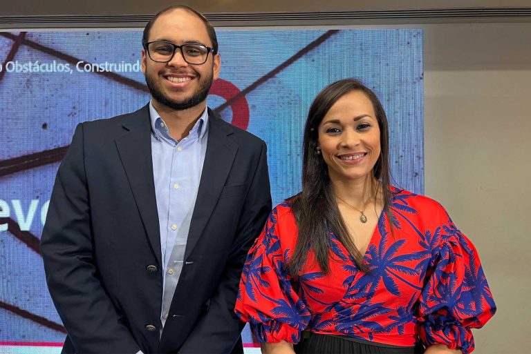 La directora general de Cooperación Bilateral del Ministerio de Economía, Planificación y Desarrollo, Clara Aquino, junto a Henry César Caraballo, encargado de Estudio y Seguimiento operación SENI, del Ministerio de Energía Minas.