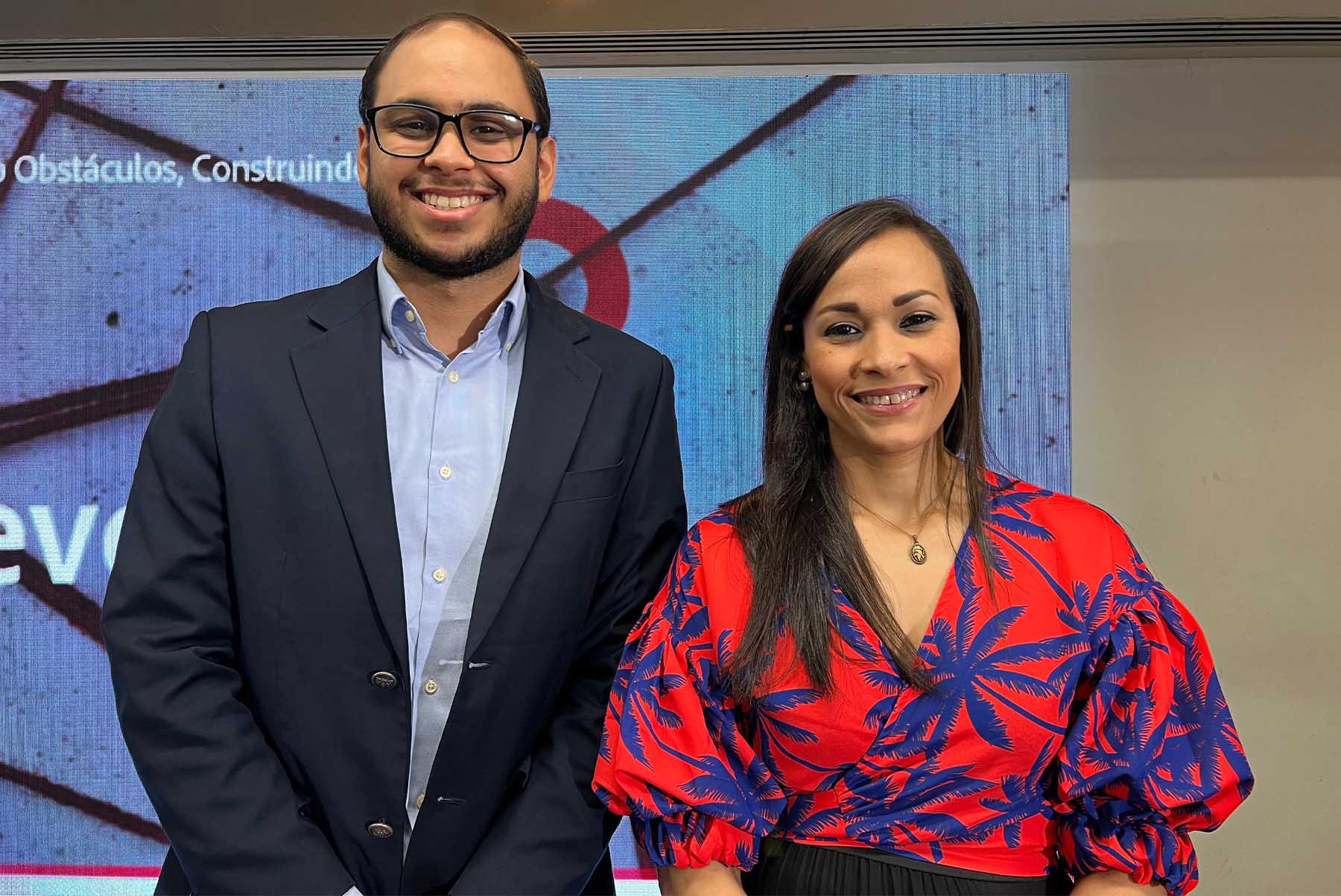 La directora general de Cooperación Bilateral del Ministerio de Economía, Planificación y Desarrollo, Clara Aquino, junto a Henry César Caraballo, encargado de Estudio y Seguimiento operación SENI, del Ministerio de Energía Minas.