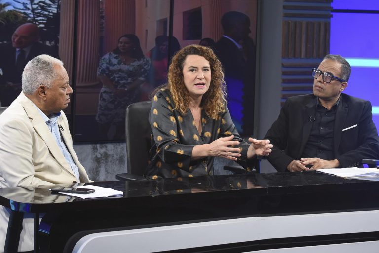 Entrevista a directora Rosa Cañete en programa Impulsando el Cambio