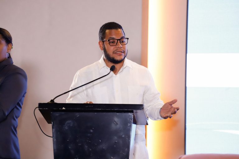 Ángel Serafín Cuello, coordinador sectorial de Ministerio de Economía, Planificación y Desarrollo, valora la importancia de invertir en cuidados y destaca su potencial para dinamizar la economía y generar empleos mientras se garantizan derechos.