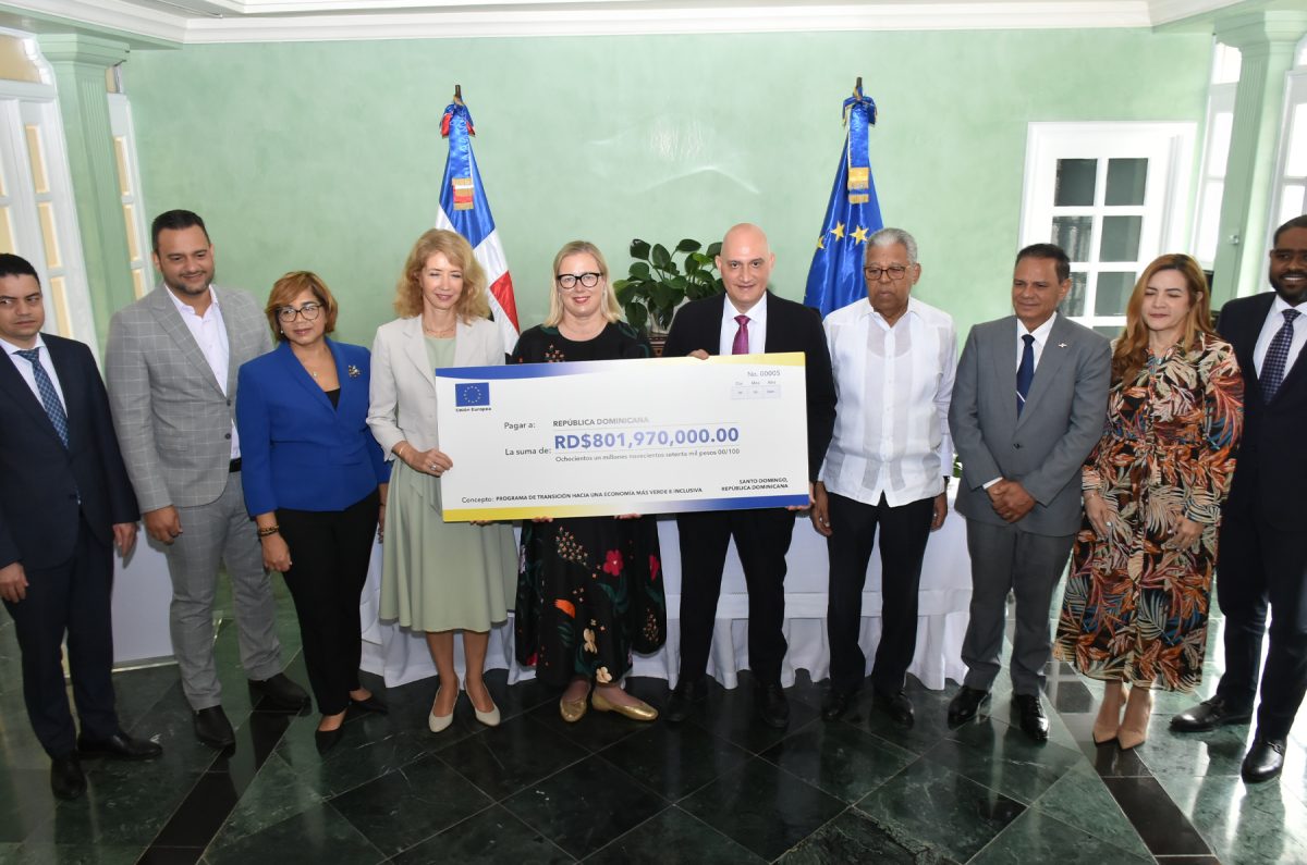El nuevo “Programa de apoyo presupuestario de la cooperación con la Unión Europea” está valorado en RD$800 millones en donaciones; la entrega la realiza la Comisaria Europea de Asociaciones Internacionales, Jutta Urpilainen; la embajadora de la Unión Europea en República Dominicana, Katja Afheld, al ministro de Economía, Planificación y Desarrollo, Pável Isa Contreras, junto a las viceministras Olaya Dotel y Mildred Santos; los viceministros Rubén Silié, Luis Madera, José David Montilla y Jorge Morales.