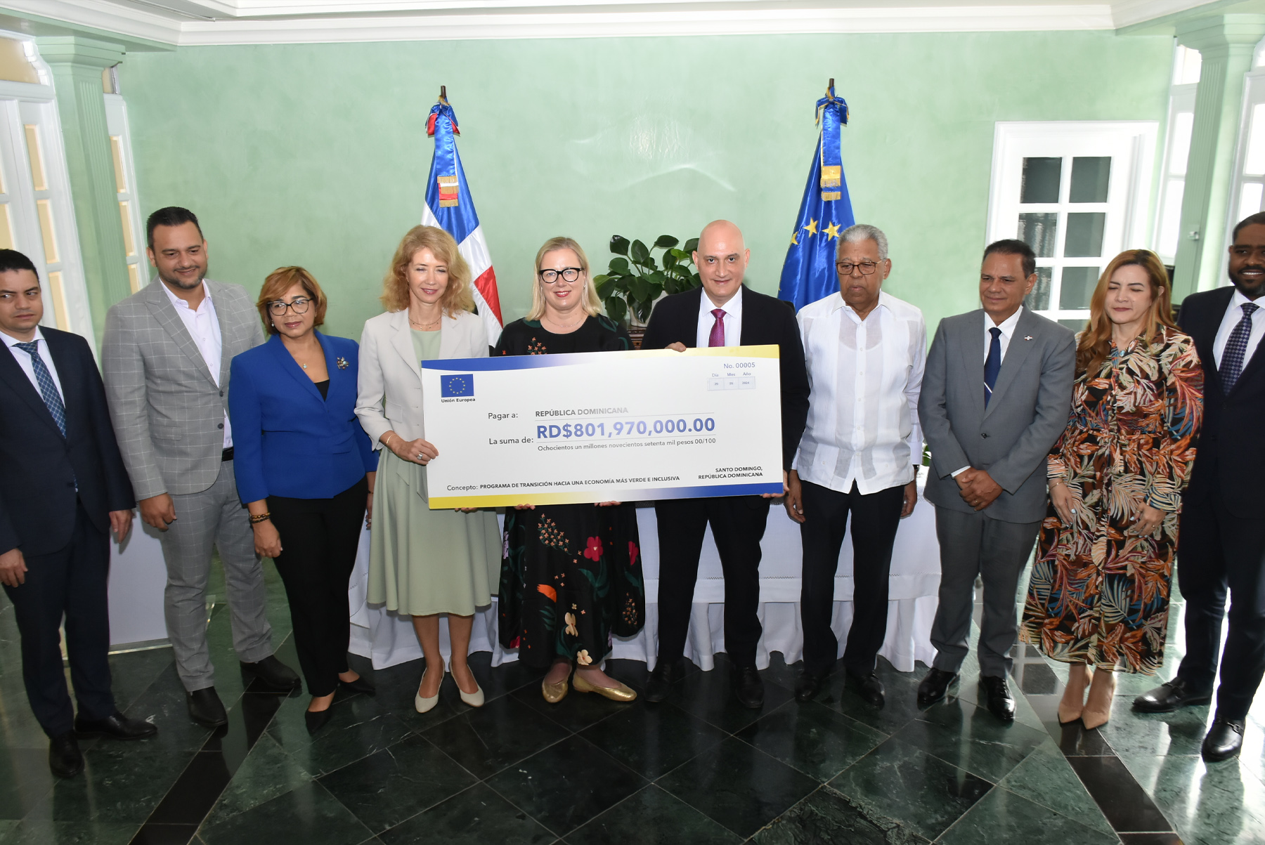 El nuevo “Programa de apoyo presupuestario de la cooperación con la Unión Europea” está valorado en RD$800 millones en donaciones; la entrega la realiza la Comisaria Europea de Asociaciones Internacionales, Jutta Urpilainen; la embajadora de la Unión Europea en República Dominicana, Katja Afheld, al ministro de Economía, Planificación y Desarrollo, Pável Isa Contreras, junto a las viceministras Olaya Dotel y Mildred Santos; los viceministros Rubén Silié, Luis Madera, José David Montilla y Jorge Morales.