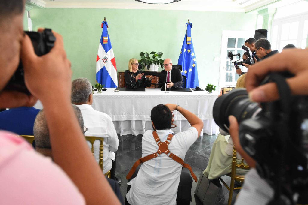 El nuevo “Programa de apoyo presupuestario de la cooperación con la Unión Europea” está valorado en RD$800 millones en donaciones; la entrega la realiza la Comisaria Europea de Asociaciones Internacionales, Jutta Urpilainen; la embajadora de la Unión Europea en República Dominicana, Katja Afheld, al ministro de Economía, Planificación y Desarrollo, Pável Isa Contreras, junto a las viceministras Olaya Dotel y Mildred Santos; los viceministros Rubén Silié, Luis Madera, José David Montilla y Jorge Morales. 