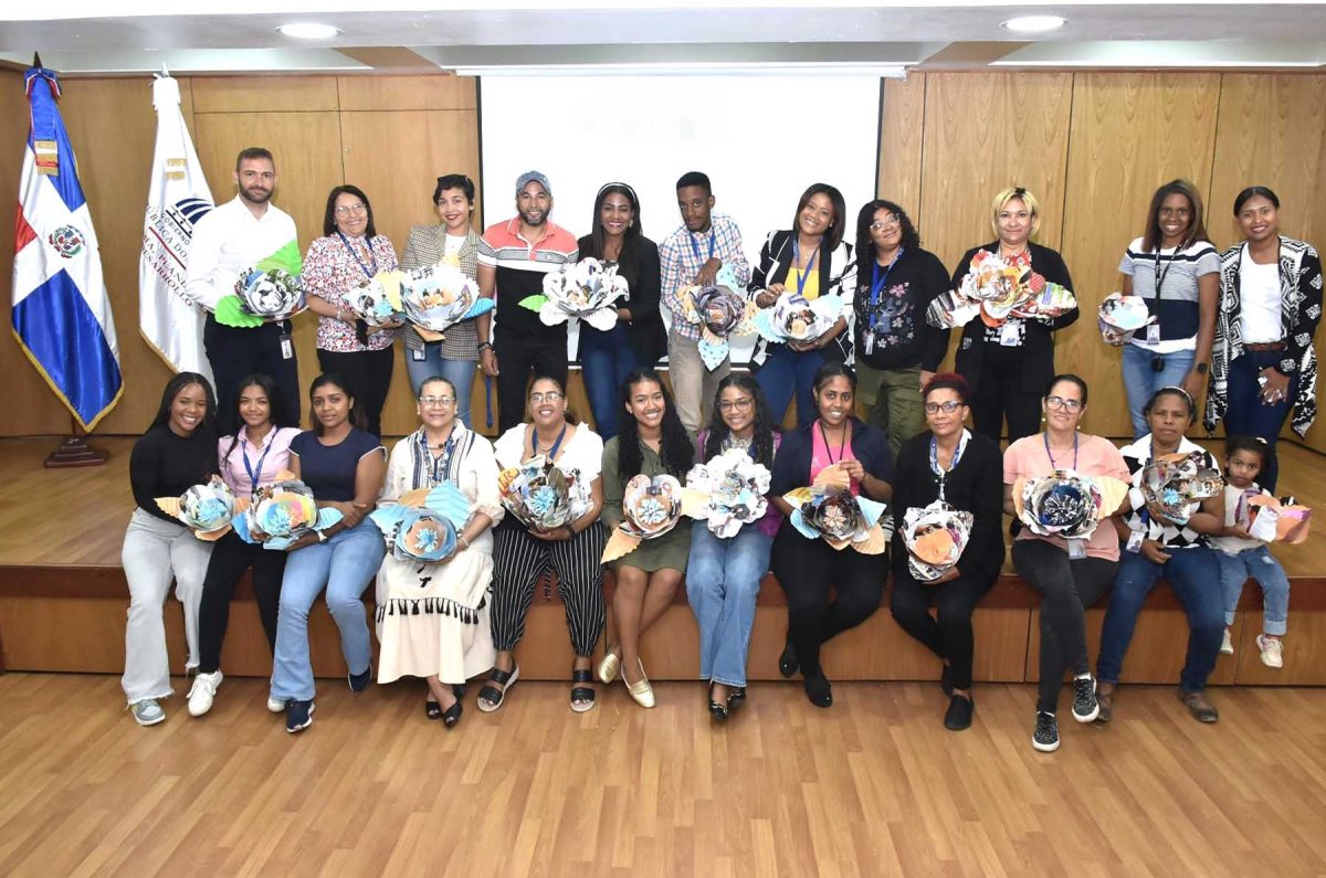 Colaboradoras y colaboradores participaron en el Taller de Manualidades 3RS “Flores de Papel” celebrado en salón Carlos Ascuasiati.