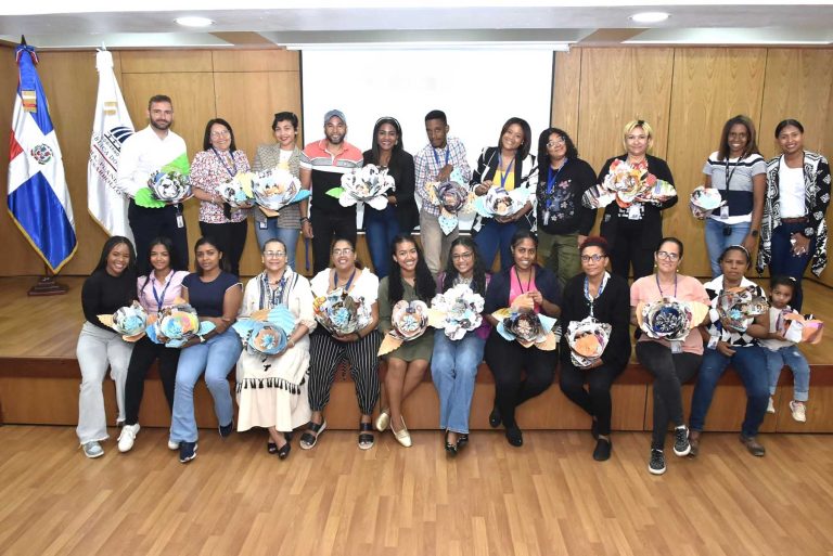 Colaboradoras y colaboradores participaron en el Taller de Manualidades 3RS “Flores de Papel” celebrado en salón Carlos Ascuasiati.