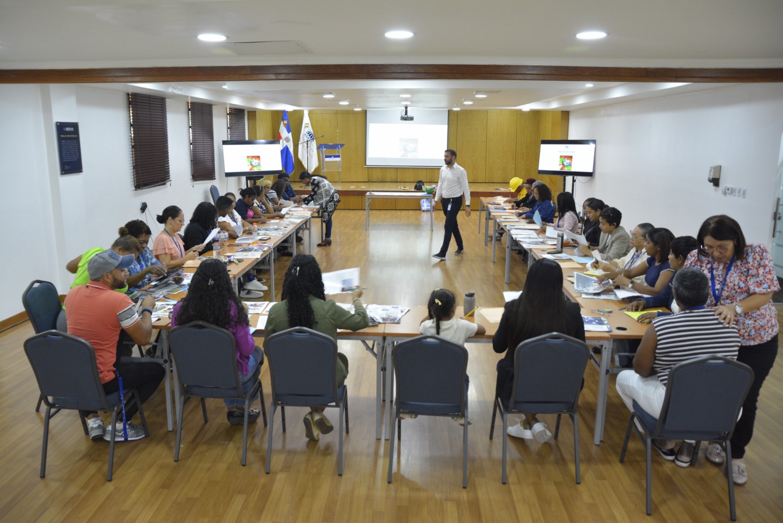 Colaboradoras y colaboradores participaron en el Taller de Manualidades 3RS “Flores de Papel” celebrado en salón Carlos Ascuasiati.