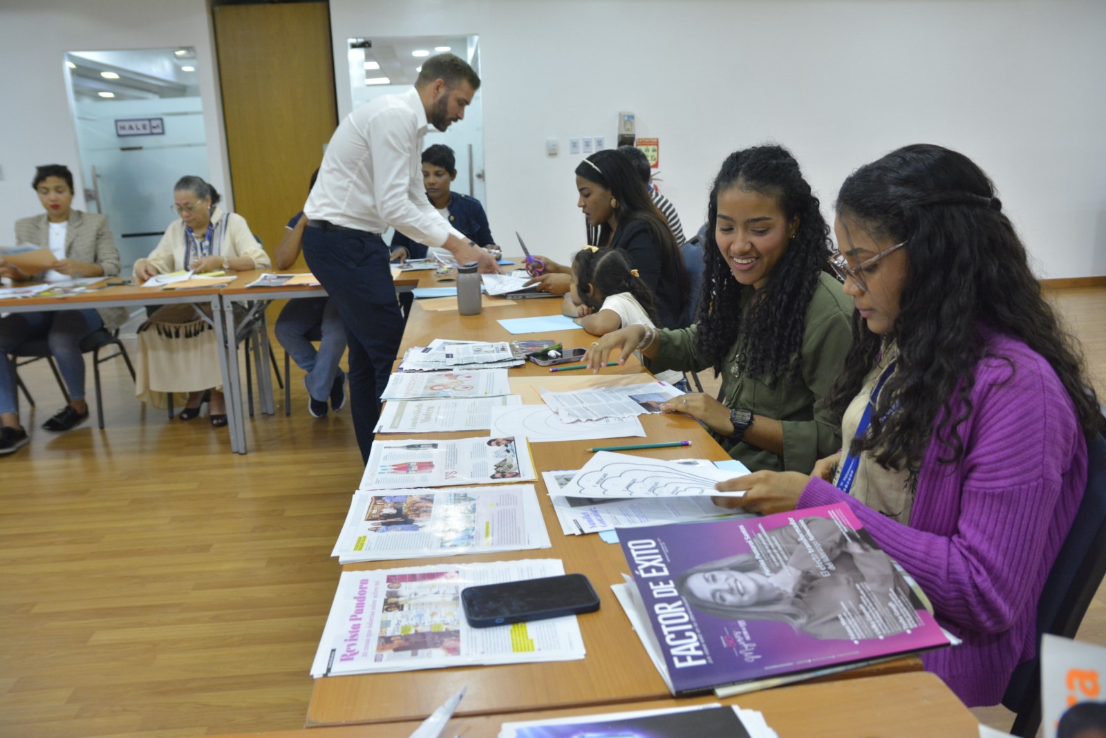 Colaboradoras y colaboradores participaron en el Taller de Manualidades 3RS “Flores de Papel” celebrado en salón Carlos Ascuasiati.