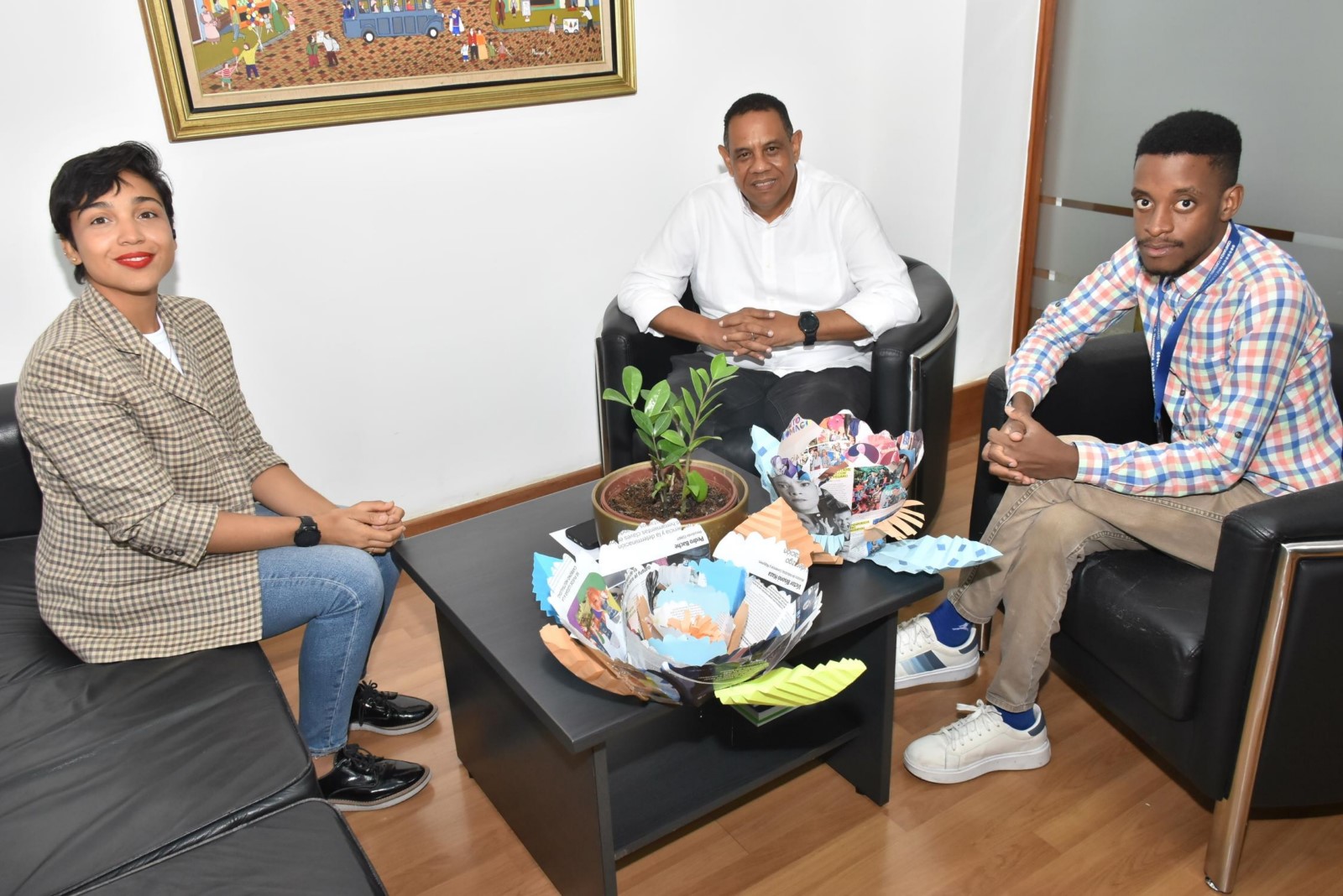 Colaboradoras y colaboradores participaron en el Taller de Manualidades 3RS “Flores de Papel” celebrado en salón Carlos Ascuasiati.