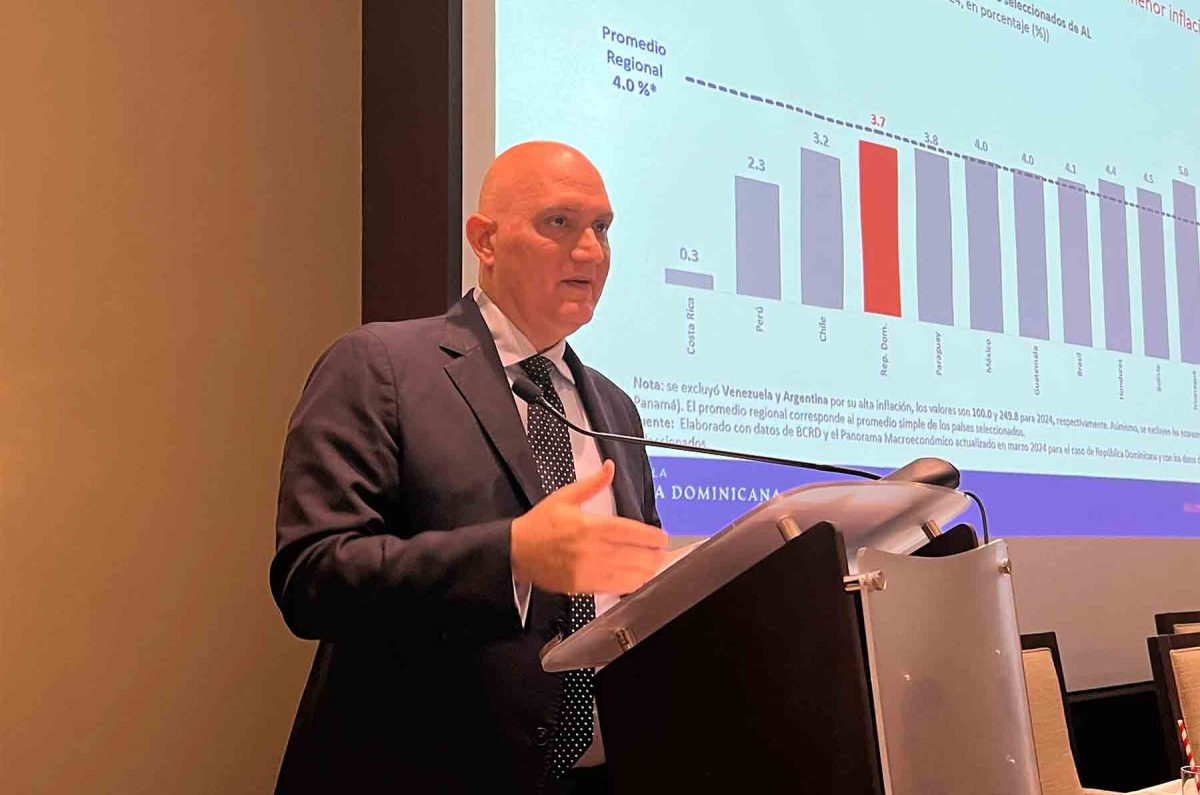 Ministro en conferencia