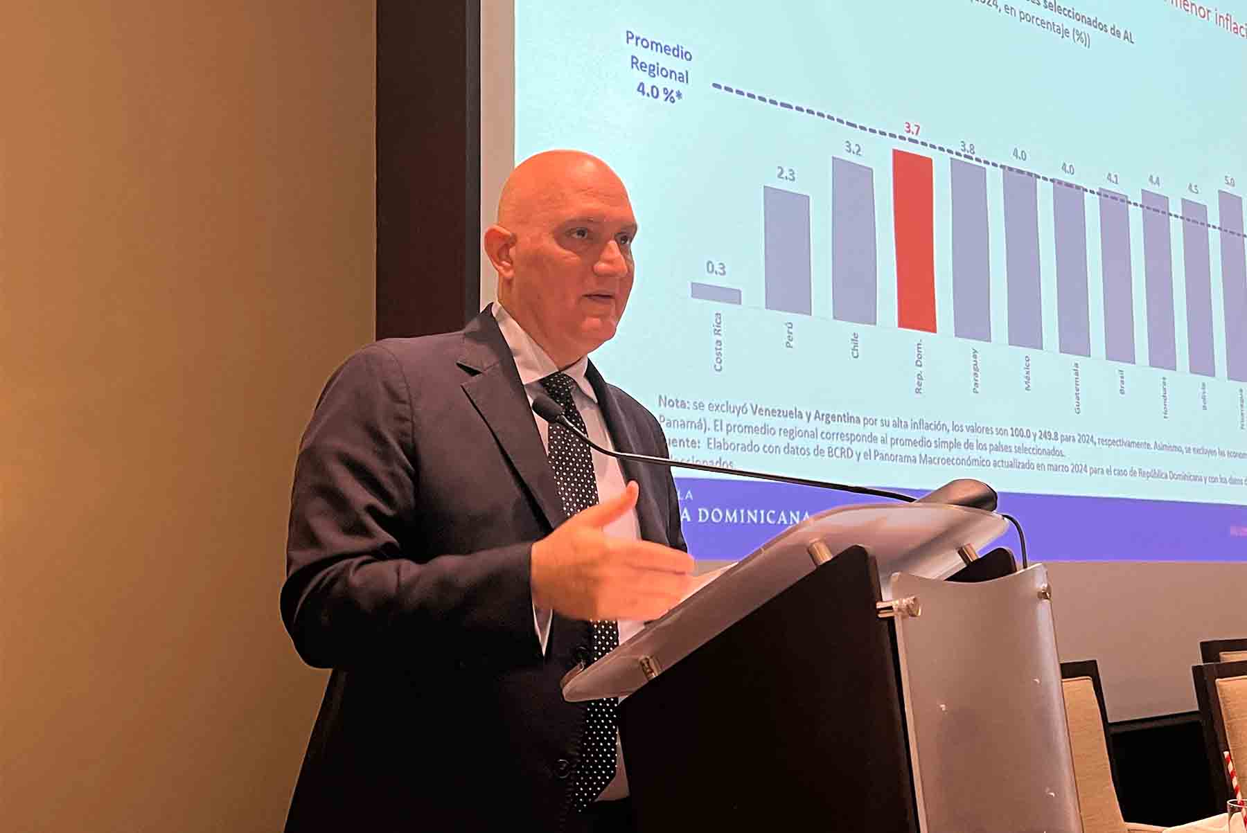 Ministro en conferencia