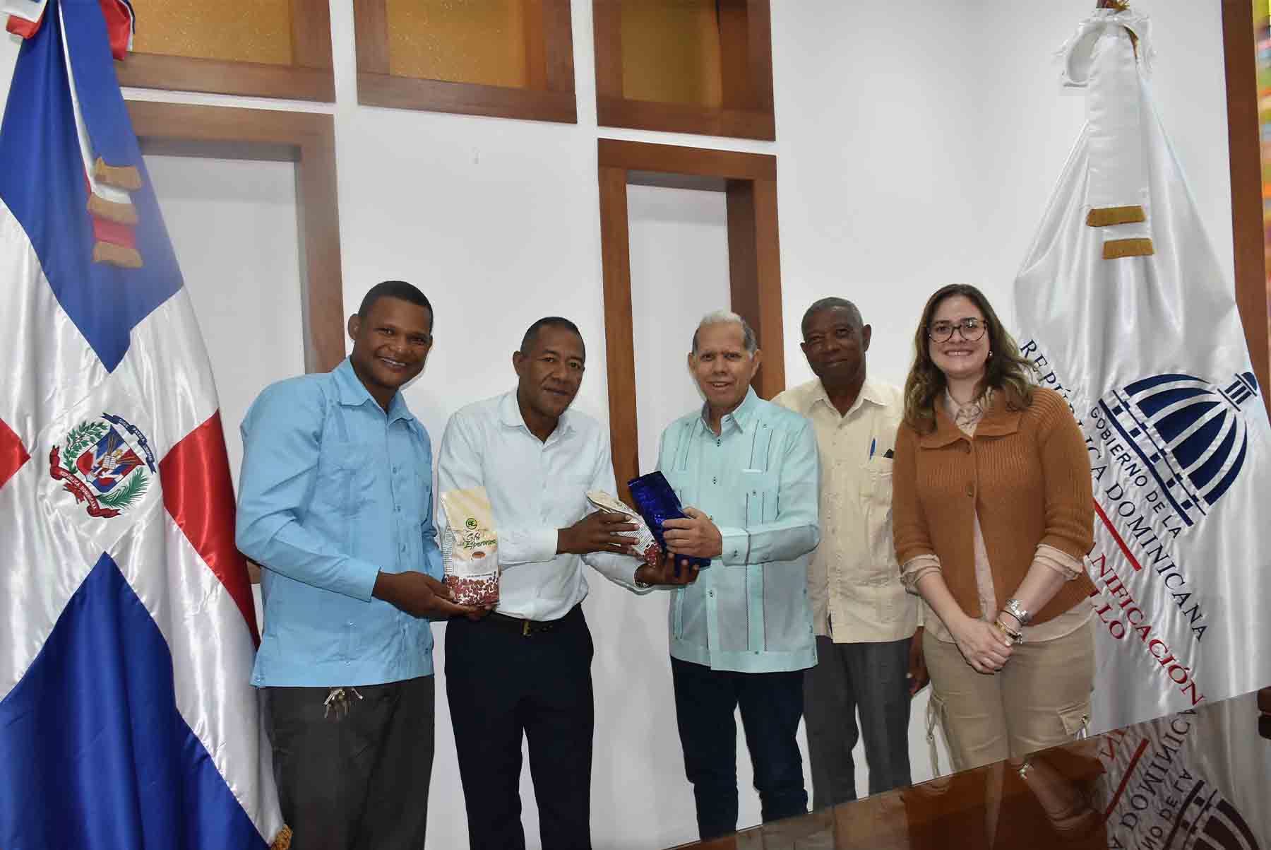 viceministro Domingo Matías con autoridades del municipio Los Cacaos, provincia San Cristóbal 1