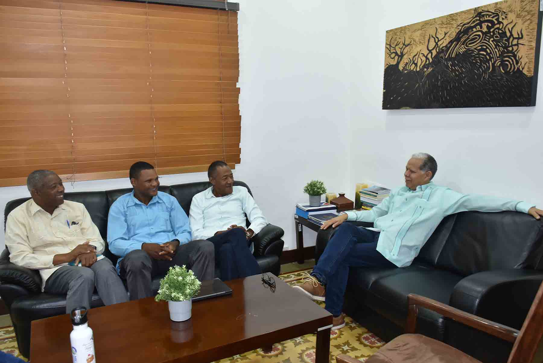 viceministro Domingo Matías con autoridades del municipio Los Cacaos, provincia San Cristóbal 1