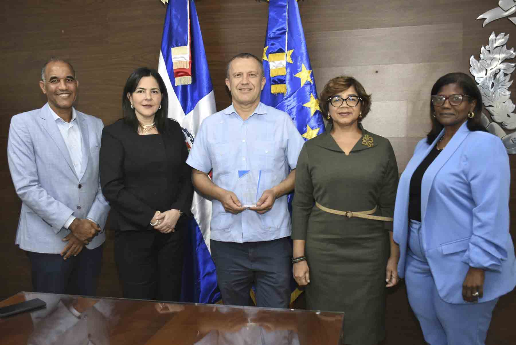 Ministerio de Economía reconoce labor del representante regional del Banco Europeo de Inversiones