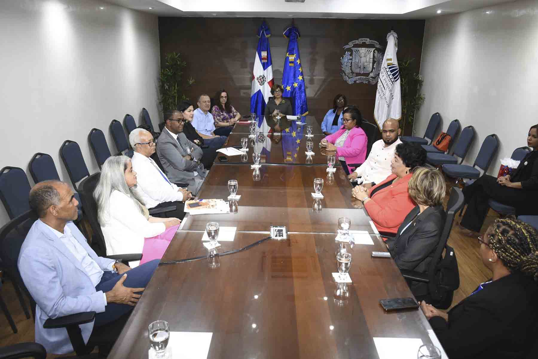 Ministerio de Economía reconoce labor del representante regional del Banco Europeo de Inversiones