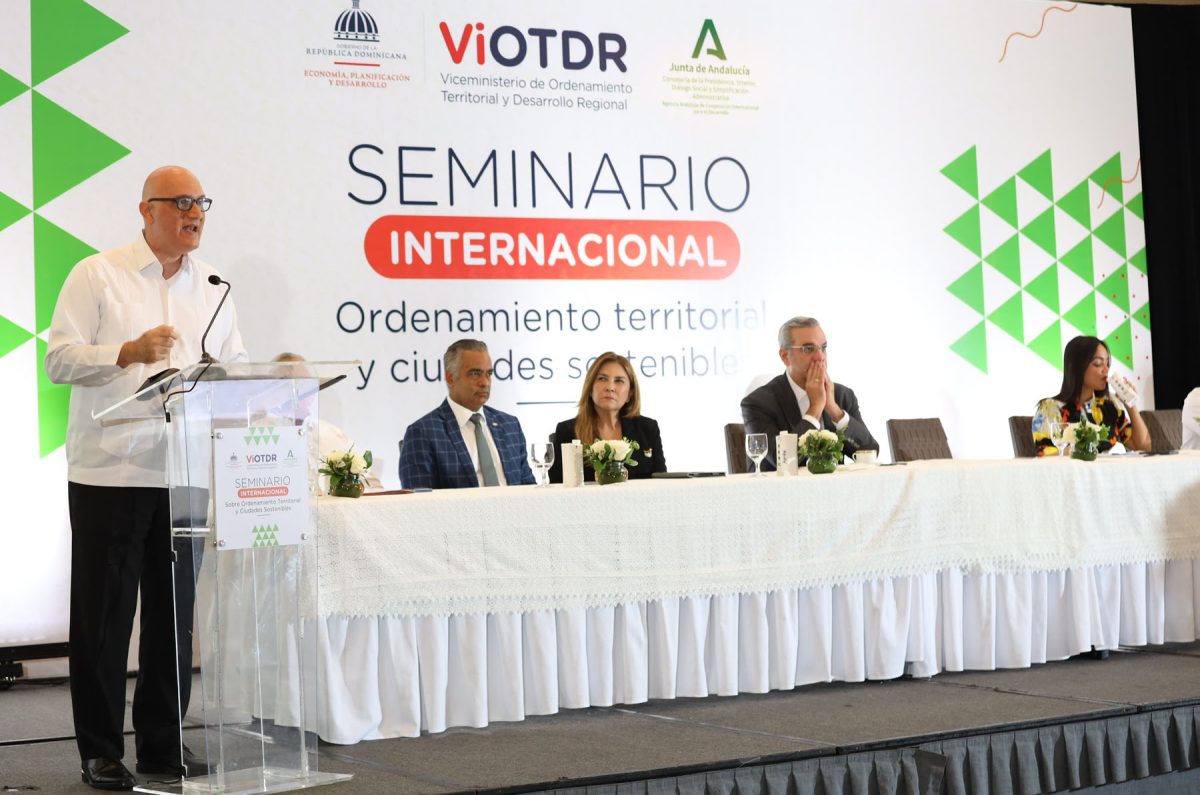 El ministro de Economía, Pável Isa Contreras, rinde cuentas de la implementación de la Ley 368-22, de Ordenamiento Territorial, Uso de Suelo y Asentamientos Humanos.