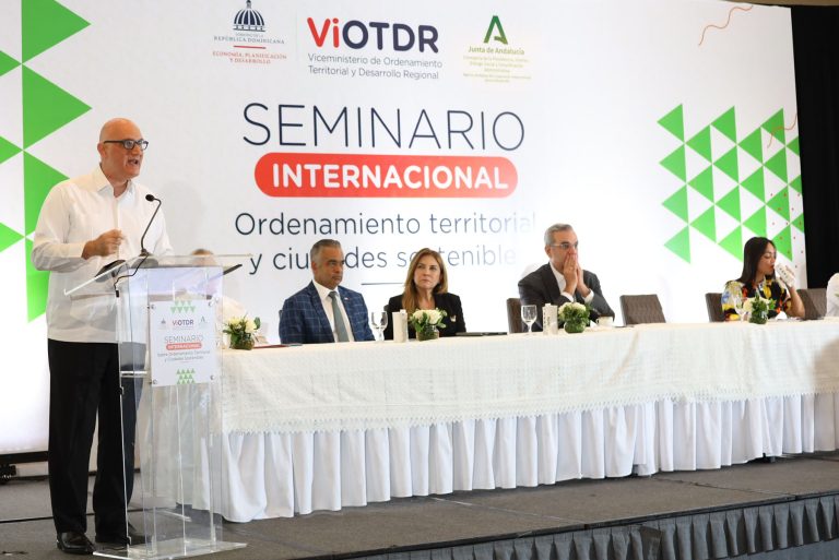 El ministro de Economía, Pável Isa Contreras, rinde cuentas de la implementación de la Ley 368-22, de Ordenamiento Territorial, Uso de Suelo y Asentamientos Humanos.