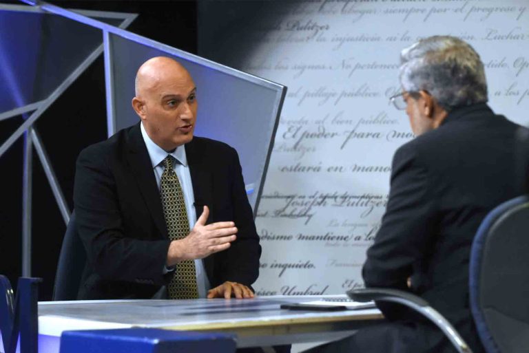 Ministro de Economía afirma reforma fiscal tiene objetivo de asegurar estabilidad macroeconómica y reducir el déficit