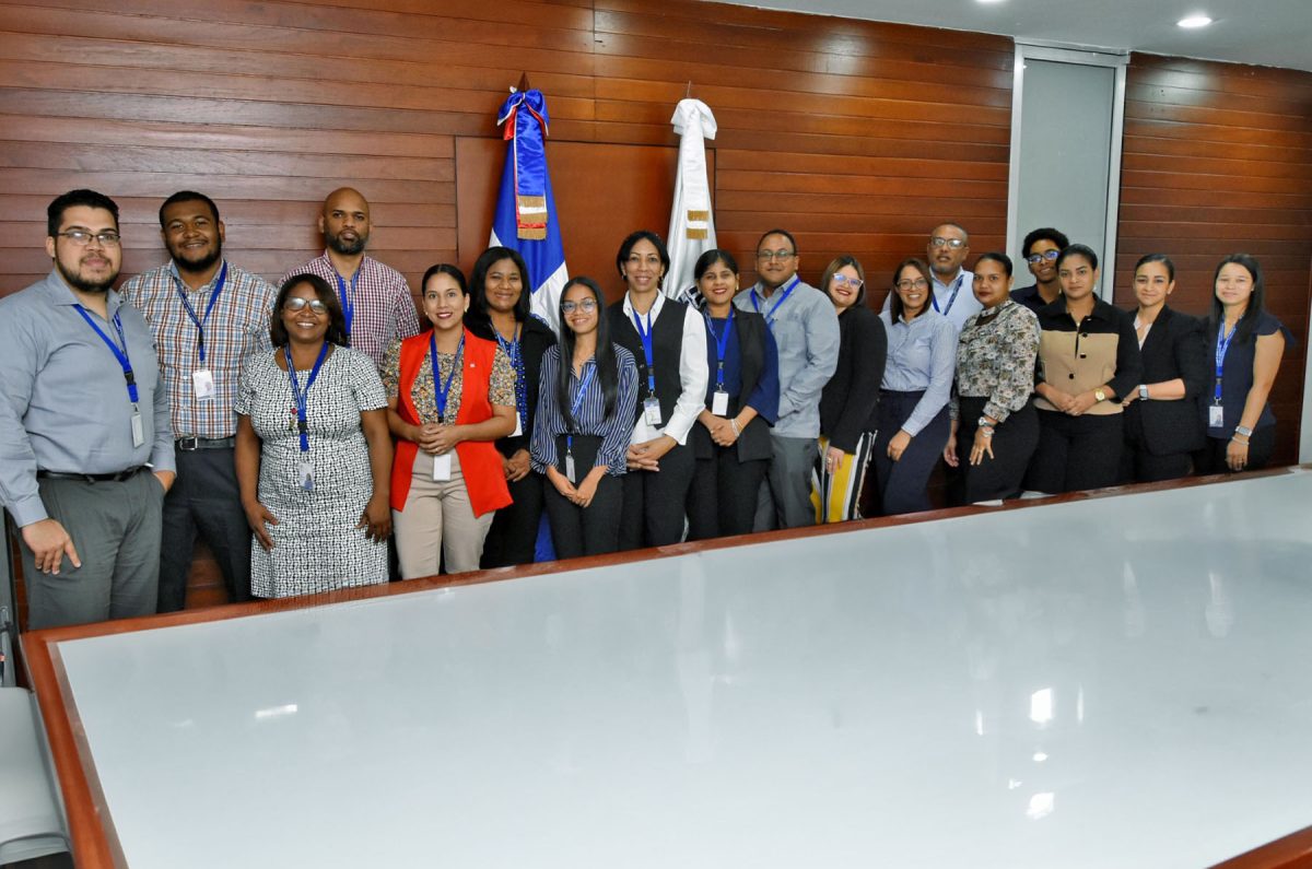 Al centro, la facilitadora Keyla de la Rosa de AENOR junto a los colaboradores y colaboradoras de las diferentes áreas del Ministerio de Economía que asistieron al taller.