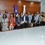 Al centro, la facilitadora Keyla de la Rosa de AENOR junto a los colaboradores y colaboradoras de las diferentes áreas del Ministerio de Economía que asistieron al taller.