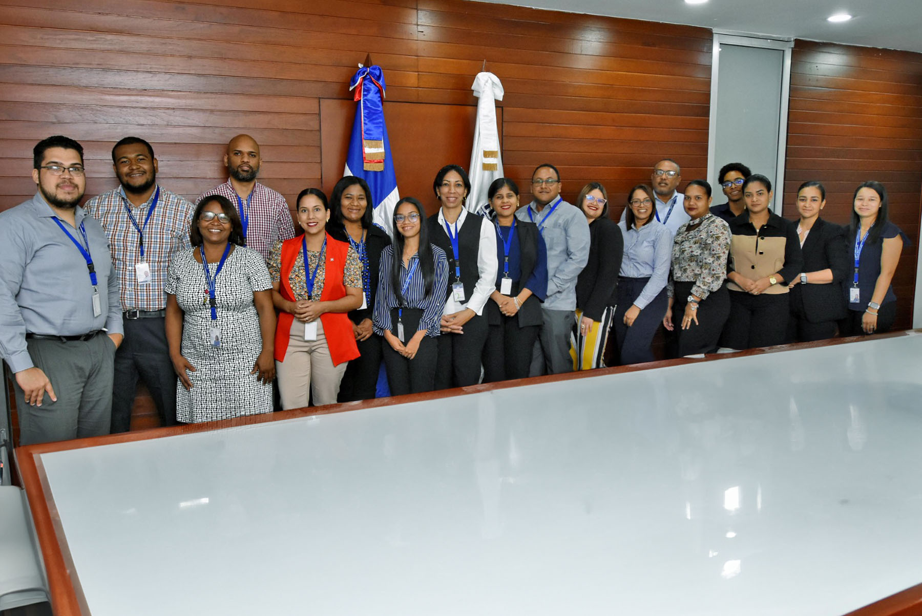 Al centro, la facilitadora Keyla de la Rosa de AENOR junto a los colaboradores y colaboradoras de las diferentes áreas del Ministerio de Economía que asistieron al taller.